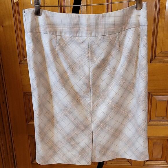 The Limited White & Beige Plaid Pencil Skirt Size 8 Mid‑Rise Knee Length Fall - Picture 2 of 10